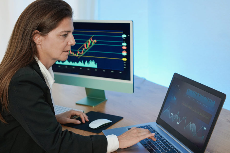 Mature trader woman using AI analysis to make investment decisions